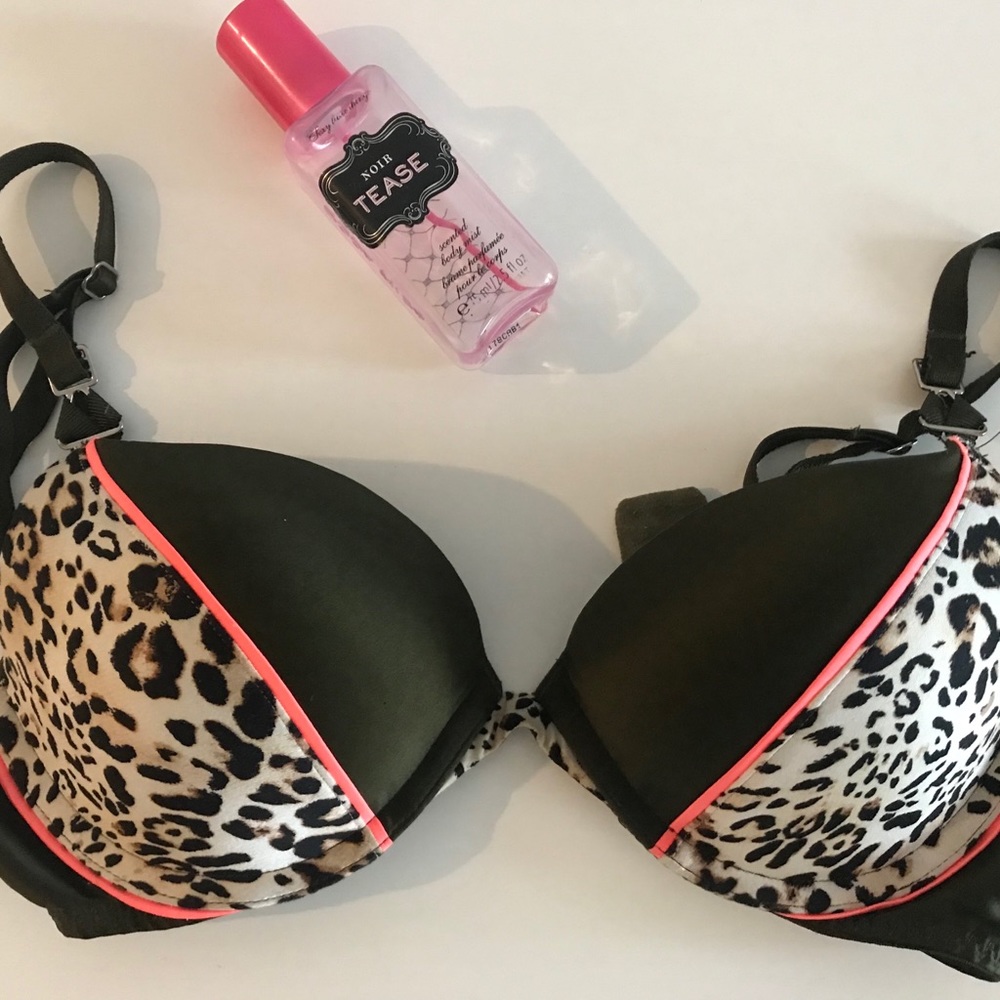 Very sexy Victoria secret pushup bra